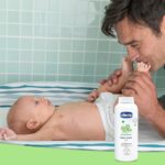 Chicco Baby Moments Talcum Powder, 0m+(150 g) Soothes and Moisturises Baby’s Skin - Image 4