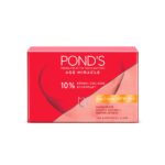 POND'S Age Miracle Day Cream 50 g, SPF 18 PA++, Anti Aging Light Face Moisturizer to Reduce Lines & Wrinkles - With Retinol-C, Vitamin E & Niacinamide - Image 2